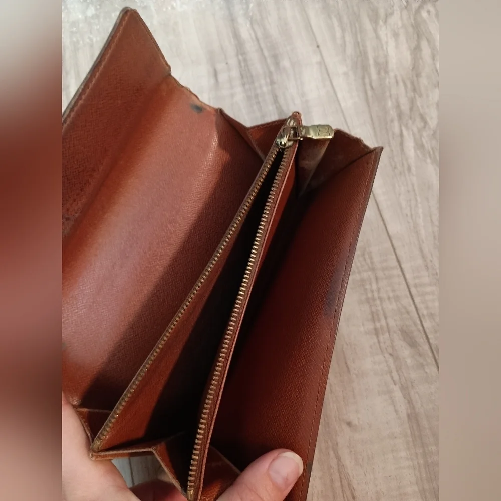 Authentic Louis Vuitton Monogram Sarah Wallet